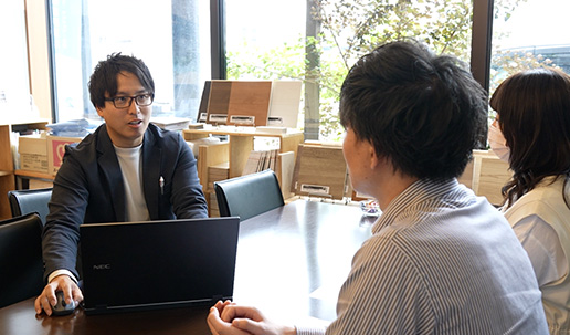 お客様と打ち合わせしている