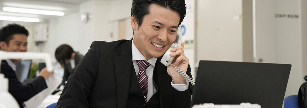 笑顔で電話している男性